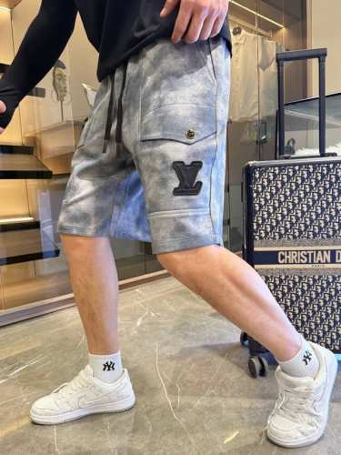 Lv 三标齐全 2025夏季新款男士休闲短裤 高级定制面料透气面料 透气弹力舒适度极高 细节无可挑剔 顶级辅料配备 原版Logo设计理念 手感细腻柔软 上身版型