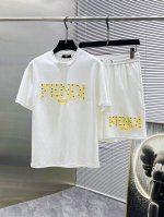 芬迪 Fendi 2025Ss春夏新款 休闲 短袖 短裤裤 套装，高端版本！专柜定制面料 透气舒适度高，细节无可挑剔，品牌元素设计理念，体现高品质。手感细腻柔软