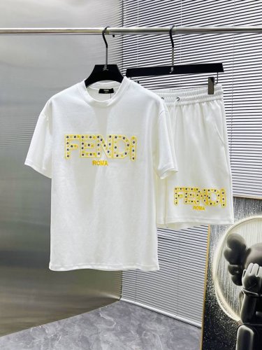 芬迪 Fendi 2025Ss春夏新款 休闲 短袖 短裤裤 套装，高端版本！专柜定制面料 透气舒适度高，细节无可挑剔，品牌元素设计理念，体现高品质。手感细腻柔软