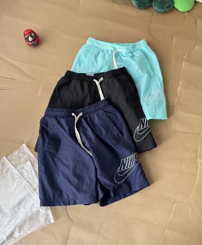 nike耐克速干短裤男子学院风梭织短裤夏运动裤透气休闲网眼刺绣Nk Sportswear 男子学院风梭织短裤采用轻盈起皱梭织面料，搭配网眼布里料，便于夏日穿搭。