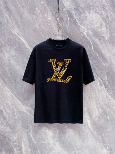 Lv 2025最新男士高端好货 胸前字母徽标印花图案增添活力感 最经典一目了然的干净与纯粹的结合.必入款推荐 选用190克双股丝光面料制成 纹理清晰 尽显高端奢