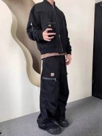 120。卡哈特新款美式复古的长裤是你秋季衣橱里必备的单品。这款大口袋长裤不仅百搭，而且时尚流行，让你走在街头成为时尚的焦点。 ## 舒适自在，运动休闲两相宜 这