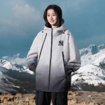 上新 Mlb洋基队韩国最新款连帽男女同款渐变色夹克防水防风外套 什么叫好面料！收到您就知道了！绝对以后不会再穿其他面料的外套！各位亲请注意细节！胸前精致立体Ny