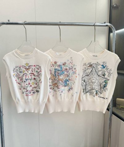 价格p： 品名：Dio* 丛林重工刺绣无袖飞飞袖针织背心 尺码：M.L 颜色：米白 夏日千金Girl，颜值天花板的针织上衣，Cd无袖背心，雕系的新款-Di丛林又