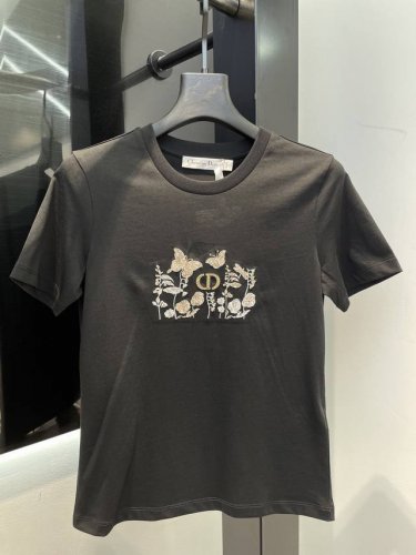 Dior25春夏新款 刺绣珠片圆领 定制Yb原生全棉织造 弹力舒适 透气好穿 常规短袖裁剪 凸显品牌格调 面料柔软带有弹力 呈现显瘦视觉效果 通体细腻肌理 饰以