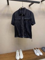 上衣 裤子 prada 金属三角标识翻领衬衫，男士工装双口袋拉链衬衫。上海恒隆柜台订单，官网同步发售。简洁的金属拉链设计，下摆可调节抽绳系带，实穿性强 风格独特