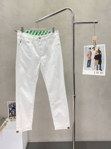 Gucci古驰独家专供新款休闲牛仔裤高端版本！专柜定制面料 透气舒适度高，细节无可挑剔，品牌元素设计理念，体现高品质。手感细腻柔软！呈现休闲裁剪，上身版型超赞！