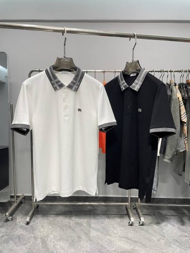 bur25Ss春夏新款经典撞色格纹领Logo贴饰短袖Polo衫！品牌最新经典元素设计、既不单调也不复杂，恰到好处的极简风格，彰显其独特的个性魅力与品味.. 客供