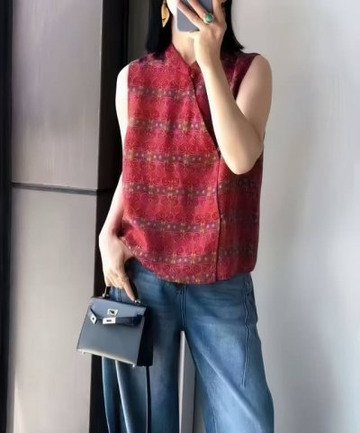 爆款来袭 中式立领斜襟贵气无袖马甲，前襟呈不对称设计，尽显独特巧思。布满精致花纹，繁复而细腻，古典韵味十足，复古又优雅，勾勒别样时尚风情 Smlxl