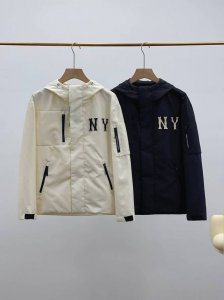 mlb官方 情侣张凌赫同款时尚连帽夹克防水外套春夏 面料定制定染，防风防水性能超棒 所有辅料均为定制。 胸前的字母刺绣Logo筒约不简单，上身无敌酷炫，休闲时尚