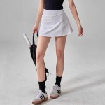 alo Yoga冰丝运动夏季短裙 女士网球裙 这款超级百搭面料质地轻盈，带有四面弹力，舒适伸展，不易变形 ，内衬质地轻盈，带有四面弹力，下摆带增强抓力设计，内衬