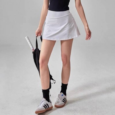 alo Yoga冰丝运动夏季短裙 女士网球裙 这款超级百搭面料质地轻盈，带有四面弹力，舒适伸展，不易变形 ，内衬质地轻盈，带有四面弹力，下摆带增强抓力设计，内衬