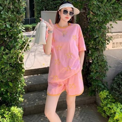 码数：S-M-L-Xl-Xxl 颜色：粉色 面料：棉 描述： 好穿舒适的露背风T恤，不易起褶皱，好打理 衣身正面高品质立体炫彩印花图案，青春感十足 简约的小短裤