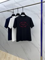 prada*普拉达 2025春夏新品上市时尚经典圆领短袖时尚单品设计，更加时尚舒适，高标准定制，上身非常有型，胸前品牌Logo 客供辅料，客供进口高档面料质感非