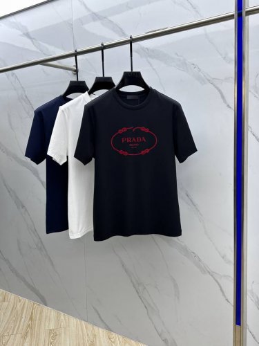 prada*普拉达 2025春夏新品上市时尚经典圆领短袖时尚单品设计，更加时尚舒适，高标准定制，上身非常有型，胸前品牌Logo 客供辅料，客供进口高档面料质感非