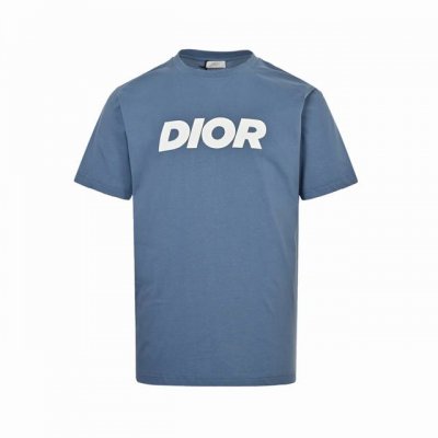 dior 迪奥 24Ss 白色字母印花短袖 原7,700购入，定织定染蓝色平纹针织面料采用15S精棉平纹230G，搭配螺纹32S双纱拉架。胸前饰以白色大字母图案