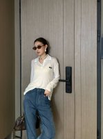 Miumi* 24Fw秋冬新款 罗纹针织长袖polo衫丨独家高版出品！柔软舒适的针织面料呈现简约线条，点缀徽标贴饰，彰显经典风范与独特个性 polo领口 纽扣开