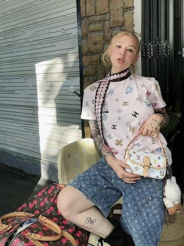 Chanel香奈儿新款全身彩色字母Logo短款T恤 好看被问爆了今年被小香狠狠拿捏了 全身彩色提花Logo 撞色领口高级感满满 精梳纯棉260G面料 上身软糯又