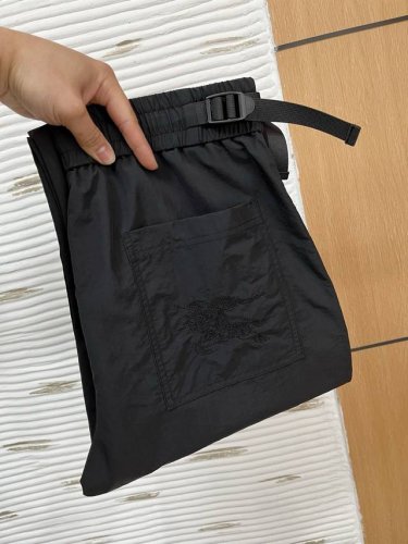 爆款出货 巴宝莉 男士精品休闲裤 顶级面料休闲裤，最新款上身版型无敌正！ 绝对可以闭眼收的一款 此款裤子非常百搭，弹力腰围,日常上班 户外运动都可以穿着，是时尚