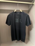 Dolce&Gabbana 2025春夏新品系列： Re-Edition 2025春夏男士系列是当代风格的表达，展现了在2000年代成功巩固品牌形象，确立其标志