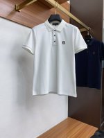 芬迪 臻品定制系列的设计Polo衫确实独具匠心，展现了定制服装的精致与品味。定制材质，不仅触感柔软舒适，还具有良好的透气性和吸湿性，确保穿着者在任何场合都能保持
