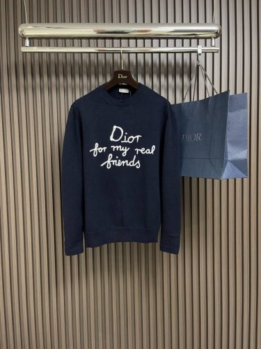 dior 刺绣针织毛衣，采用16支单纱面料，该款面料为混纺棉纱线织出，搭配7针机器成衣效果更为立体。刺绣采用3D立体棉线刺绣，刺绣工艺密度高针数足不会勾毛，上身