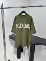 新品美工胶饰短袖T恤 复古平纹布，正面和背面 Tape Type 徽标 美工胶3D视觉 磨损洗旧效果 宽松版型 男女同款 定制定染面料 对版开发 ：橄榄绿 新增