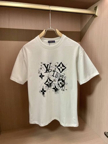 lv 官网同款 官网同款 官网同款 重磅推荐 2025Ss夏装新品 专柜在售 最新系列图案Logo短袖T恤 必须人手一件的节奏 进口顶极精梳棉面料 极为亲肤舒适