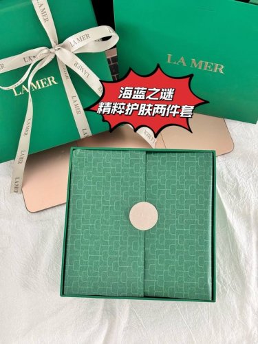 配打包箱 手提袋 海蓝之谜精粹护肤两件套！ 掌柜重磅推荐给大家！正儿八经的渠D货源！买到即是赚到！每盒都带全球购防伪贴，防伪贴刮开涂层扫码查询输入串码即可显示正