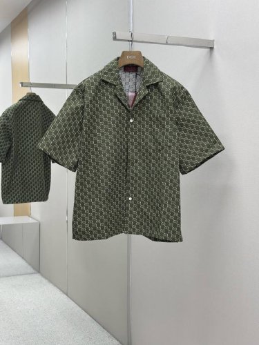 gucci 25新款Lido系列满印短袖衬衫 作为 Lido系列的一部分 这件单品从意大利海岸的夏日风情和海滩俱乐部汲取灵感 这款常规版型短袖以灰色和白色斜纹桑