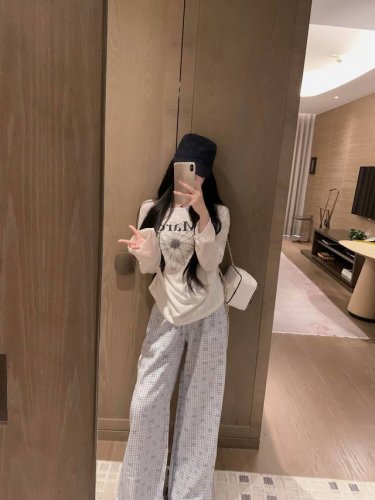 模特实拍已加入保护 货号 10889 雏菊烫钻印花上衣 白色 藏蓝色