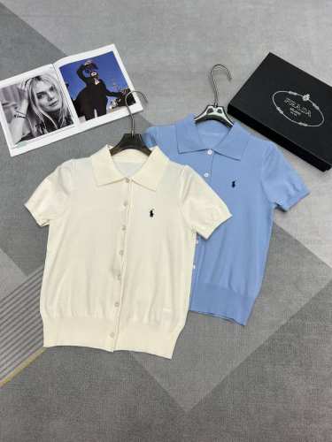 高品质拉夫 2025夏季新品 超好看的轻薄针织短袖 经典的polo衫款式 简简单单的老钱风 天蓝色和奶白色 定制激光纽扣～ Sml
