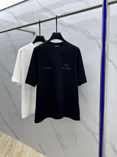 Arc*始祖鸟 2025Fw春夏新品圆领打底外穿T恤，立体感Logo微廓形半袖纯棉打底，手感面糯有骨感，柔而有韧性。工艺处理，韧性和抗皱性能得到大幅度提高。微廓