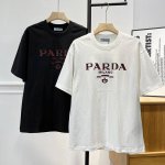 prad* 普拉达 25Ss早春新款 浮雕压花短袖T恤 这款T恤融运动风极简主义设计和精美细节于一身，形营造出现代感混搭质感，舒适的版型衬托出了极简主义的设计风