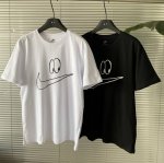 出售既是王炸~王嘉尔手绘款 Nike By You 单品~手绘大眼睛钩子 男女同款短袖T恤衫！！ 一直对王嘉尔设计的耐克单品心心念念， 这简约的勾勾配上独特眼睛