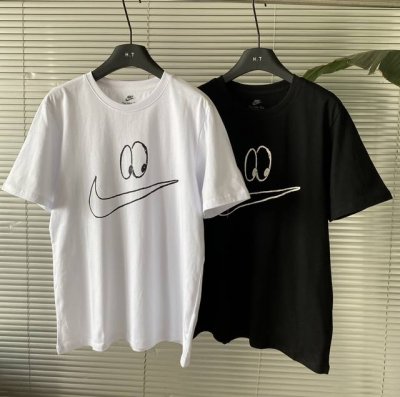 出售既是王炸~王嘉尔手绘款 Nike By You 单品~手绘大眼睛钩子 男女同款短袖T恤衫！！ 一直对王嘉尔设计的耐克单品心心念念， 这简约的勾勾配上独特眼睛