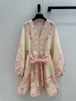 独家首发高端原单品质，Zi*M25新品度假风热带动植物印花奶油粉连衣裙，选用亚麻面料制成，采用深V领型和宽大的灯笼袖设计搭配松紧式袖口，前襟点缀钩编纽扣，系腰带