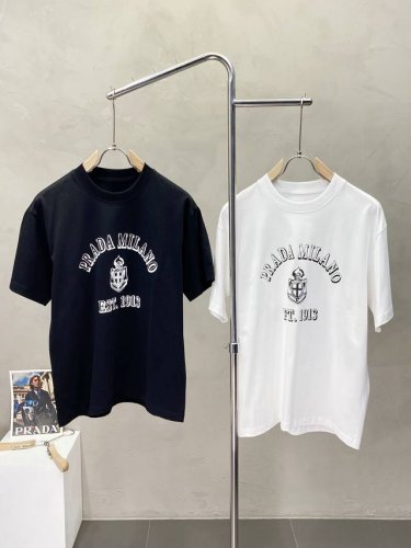 prada普拉达独家专供新款男士休闲短袖 高端定制 高端版本 时尚百搭爆款进口面料 手感超柔软细腻 穿着亲肤舒适 高端精品 代工厂P精细做工 上身非常赞 男士必