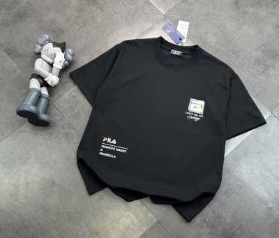 潮牌Fila斐乐胸前官网同款同步短袖！胸前Logo点缀胸前，简约又不失时尚感，一眼就狠狠拿捏住了！正肩版型对各种身材都很友好，穿起来整个人显得挺拔又精神，瞬间男