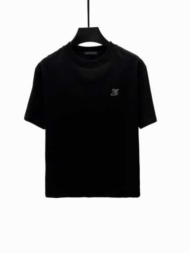lv 驴家 路易威登2025新款 浮雕字母Logo 男女同款 短袖T恤 定制280克 ％双纱纯棉面料 定染32支双股螺纹 领标吊牌主唛三标齐全 颜色：黑色 尺码