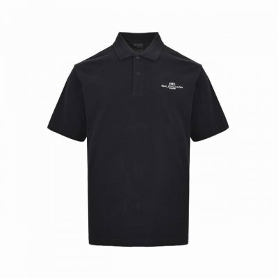 balenciaga 巴黎世家 25Ss 锁扣Logo刺绣polo短袖 当日夜界限被数据流溶解 这件珠地棉polo便成了穿梭于虚拟董事会的战甲 珠粒织纹以0.3