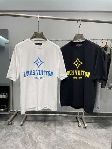 LV25Ss春夏新款平纹针织棉布基础圆领短Tee，男女同款时尚立体胶印字母标识印花宽松休闲短袖T恤衫！贸易公司渠道稀出，同步官网发售！今年春夏季最时髦的一款短T