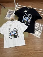 2025新款Loewe罗意威情侣短袖Tee男女同款 超高版本 经典图案设计朋克不羁 面料由品牌面料商直接供应 这个印花很稳固的不会开裂 男女同款 可搭配情侣刷街