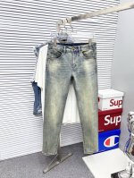 圣罗兰 男士丹宁牛仔裤，官宣画册海报穿搭款！ 客供高级进口的丹宁原色面料，特选日本冈山纯正13Oz 盎司牛仔布料，重磅环保植物酵素水洗工艺，肌理有着淡淡的复古色