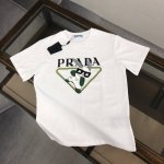 PRADA 24SS夏季新款圆领短袖T恤！270克重磅高端纯棉面料，手感质感都极完美！修身裁剪设计干净利落！时尚又好看！走线做工非常精致！版型效果超赞！而且透气