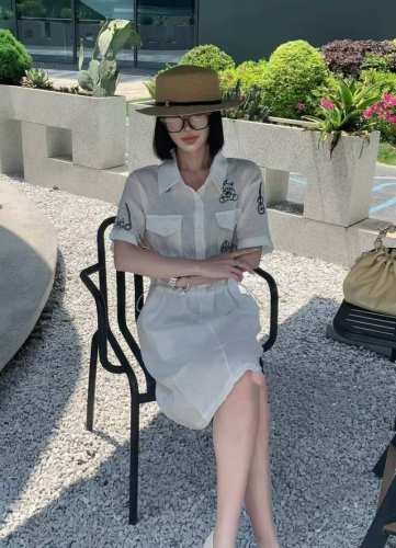 主推爆款 夏日白月光来袭 100%纯亚麻连衣裙 纯净白色尽显温柔 简约衬衫领 复古又大方 精致卡通刺绣俏皮可爱 亚麻质地透气亲肤告别夏日黏腻 谁穿谁是氛围感女神