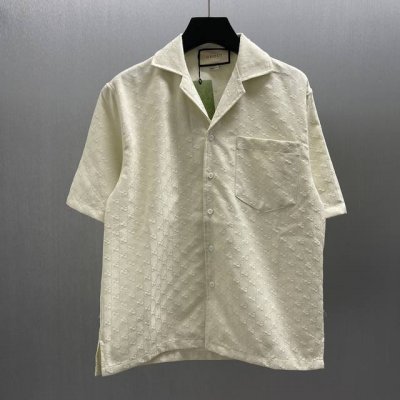 D Gu米白双G雅致短袖衬衫 Size : S-Xl 介绍：这款短袖衬衫采用经典翻领设计，简约大方。以米白色为主色调，低调优雅，布满精致的双G印花，彰显品牌特色