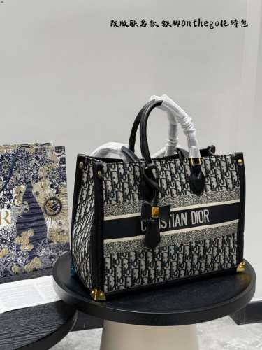 折叠礼盒 Size： 35*26Cm Dior迪奥 25Ss 改款联名款托特 真漂亮啊 铁脚Onthego Tote 梦回千禧年 结合金属配件，俏皮中带点小华丽