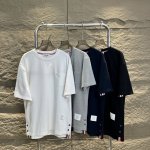市场最高版本 三标齐全 Thom Browne 汤姆.布朗.2025夏季 后背横跨背肩织带条纹饰珠地 T 恤 市面能看见的最高版本 纯色真是随意搭配的一款圆领超