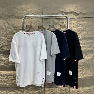 市场最高版本 三标齐全 Thom Browne 汤姆.布朗.2025夏季 后背横跨背肩织带条纹饰珠地 T 恤 市面能看见的最高版本 纯色真是随意搭配的一款圆领超